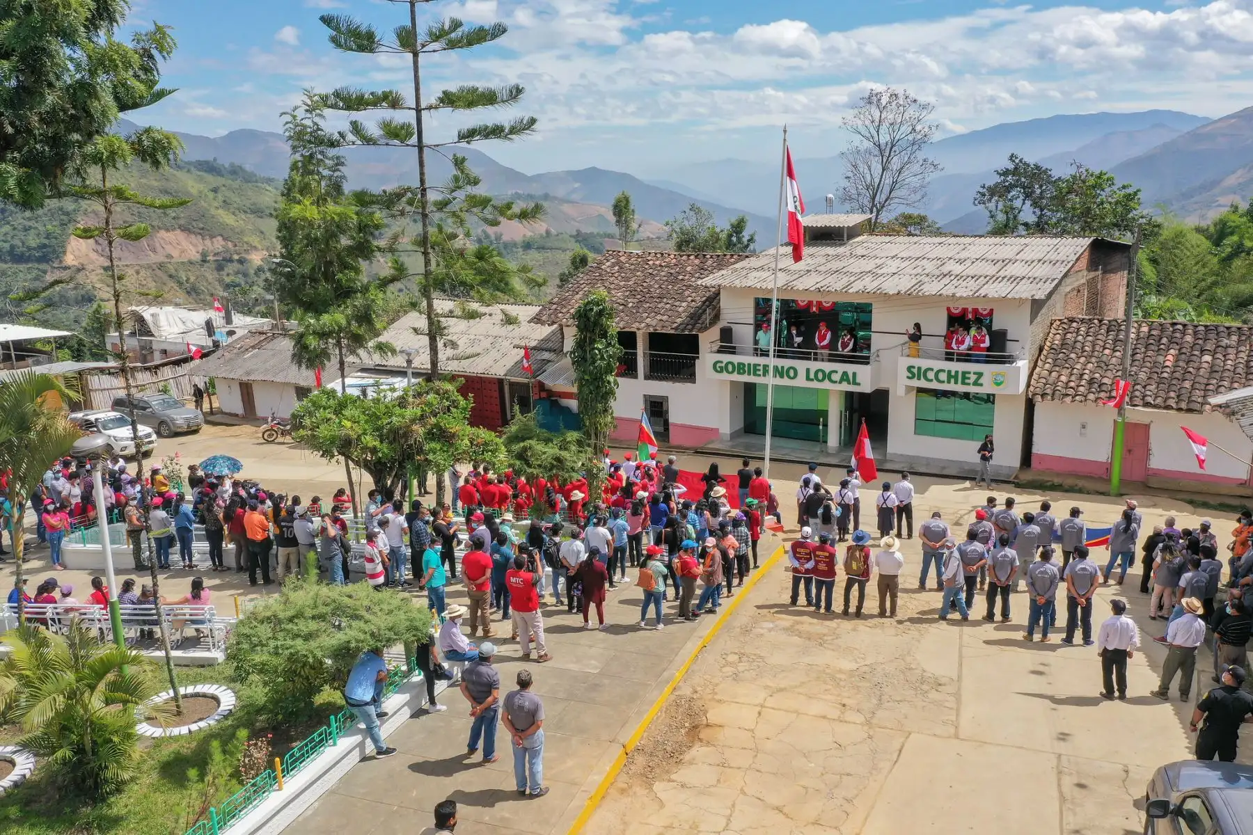 Ministro de Transportes y Comunicaciones, Juan Barranzuela se reunió con el alcalde provincial de Ayabaca, Augusto Delgado, y el alcalde del distrito de Sicchez, Octavio Chuquihuanga, para trabajar de manera conjunta a fin de mejorar la vía Sicchez-Ayabaca.
Foto: MTC
