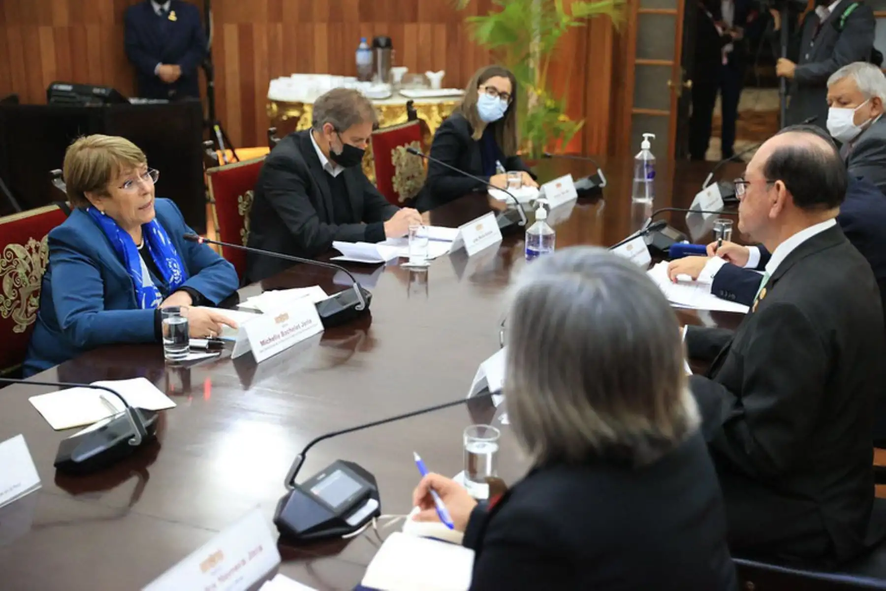 En el marco de la visita oficial de la Alta Comisionada de la ONU para Derechos Humanos en nuestro país,  Michelle Bachelet ; el Canciller Cesar Landa  preside las reuniones temáticas sostenidas entre ministros de Estado sobre los avances y desafíos en materia de DDHH.
Foto: Cancillería del Perú