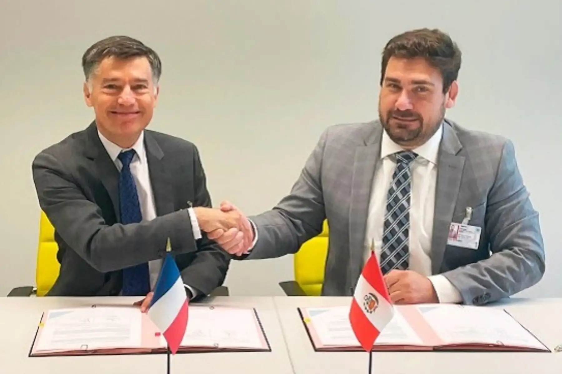 El el director general del INPI de Francia, Pascal Fauré y el presidente ejecutivo del Indecopi, Julián Palacín Gutiérrez, suscribieron un Plan de Trabajo 2022-2023. Foto: Cortesía.