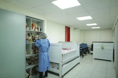 La nueva Sala de la UPE Lima Centro está acondicionado cuidadosamente para evitar accidentes e implementados con sofá-camas, camas, cunas, material didáctico, entre otros; y cuenta con una sala de aislamiento para casos de niñas, niños y adolescentes con covid-19. ANDINA/Difusión