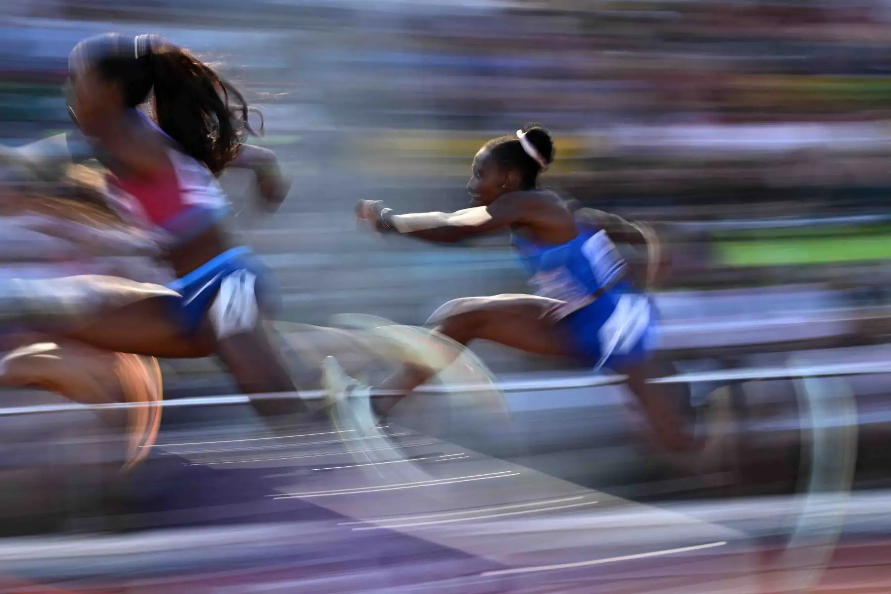 Britton Wilson de EE. UU. y Ayomide Temilade Folorunso de Italia compiten en una serie de obstáculos de 400 m femeninos durante el Campeonato Mundial de Atletismo en Hayward Field en Eugene, Oregón. Foto: AFP