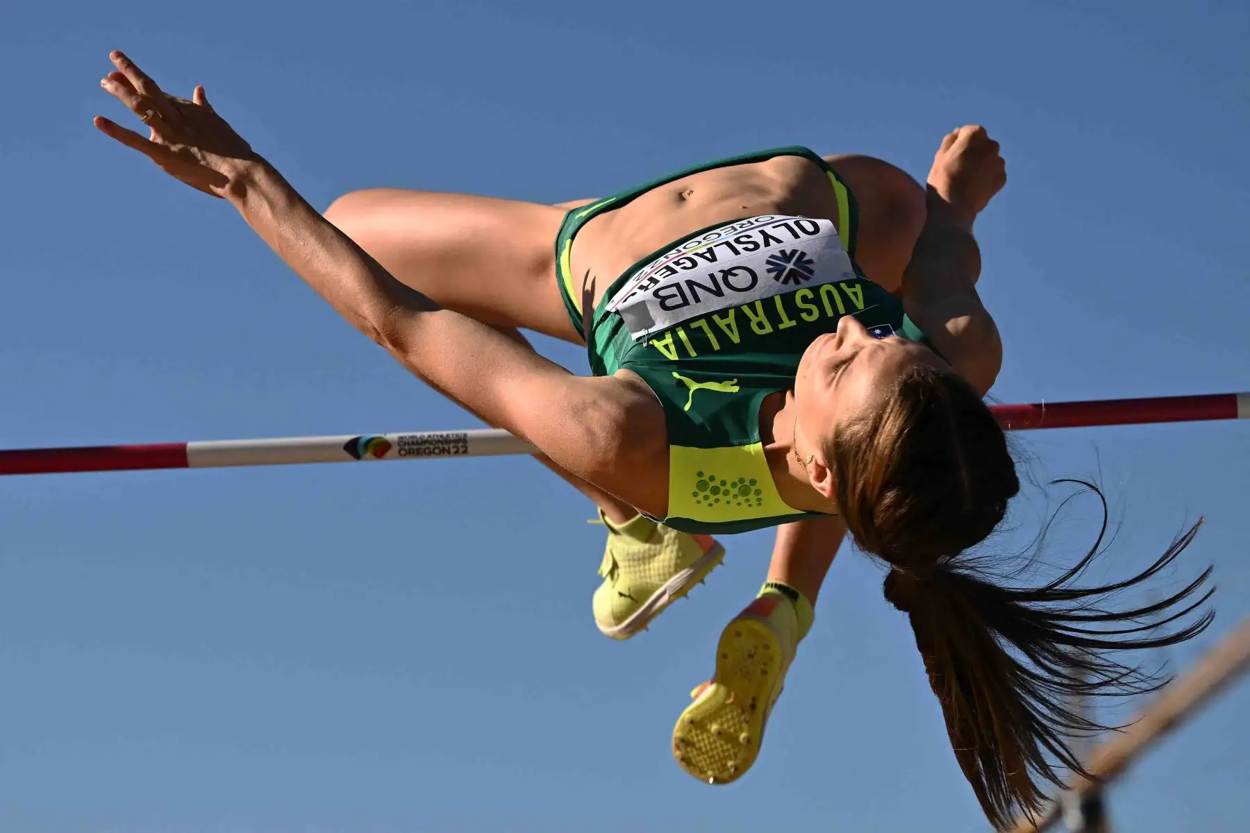 La australiana Nicola Olyslagers compite en la final de salto de altura femenino durante el Campeonato Mundial de Atletismo en Hayward Field en Eugene, Oregón. Foto: AFP