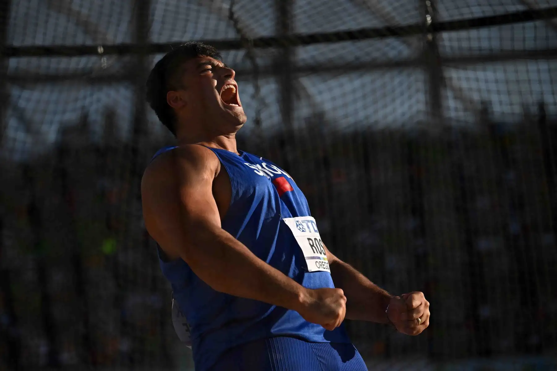 Alex Rose de Samoa celebra mientras compite en la final masculina de lanzamiento de disco durante el Campeonato Mundial de Atletismo en Hayward Field en Eugene, Oregón. Foto: AFP