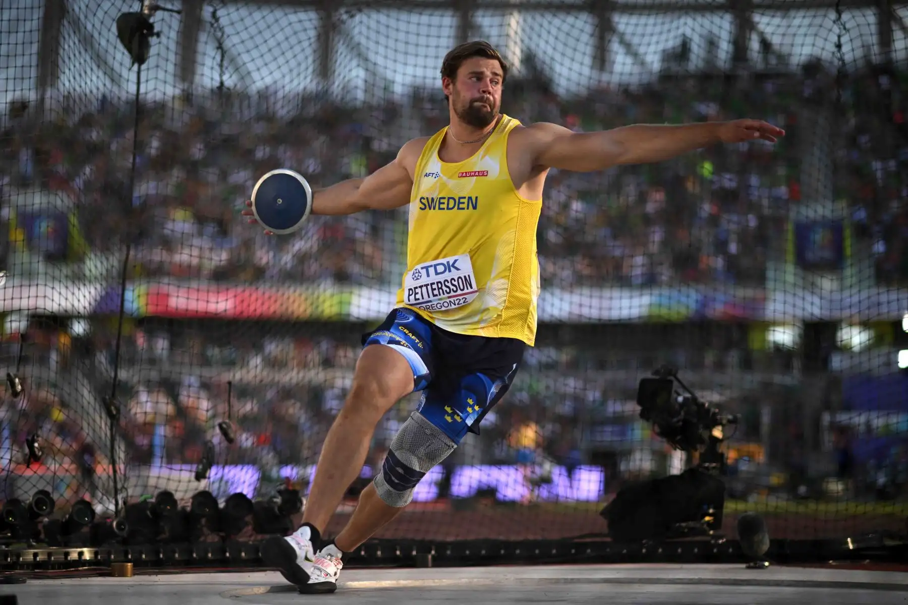 El sueco Simon Pettersson compite en la final masculina de lanzamiento de disco durante el Campeonato Mundial de Atletismo en Hayward Field en Eugene, Oregón. Foto: AFP