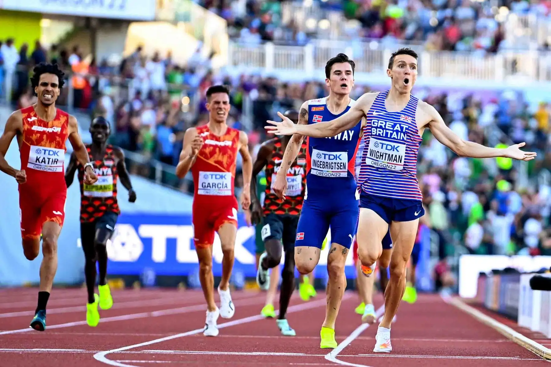 El británico Jake Wightman, reacciona cuando cruza la línea de meta para ganar la final masculina de 1500 m durante el Campeonato Mundial de Atletismo en Hayward Field en Eugene, Oregón. Foto: AFP