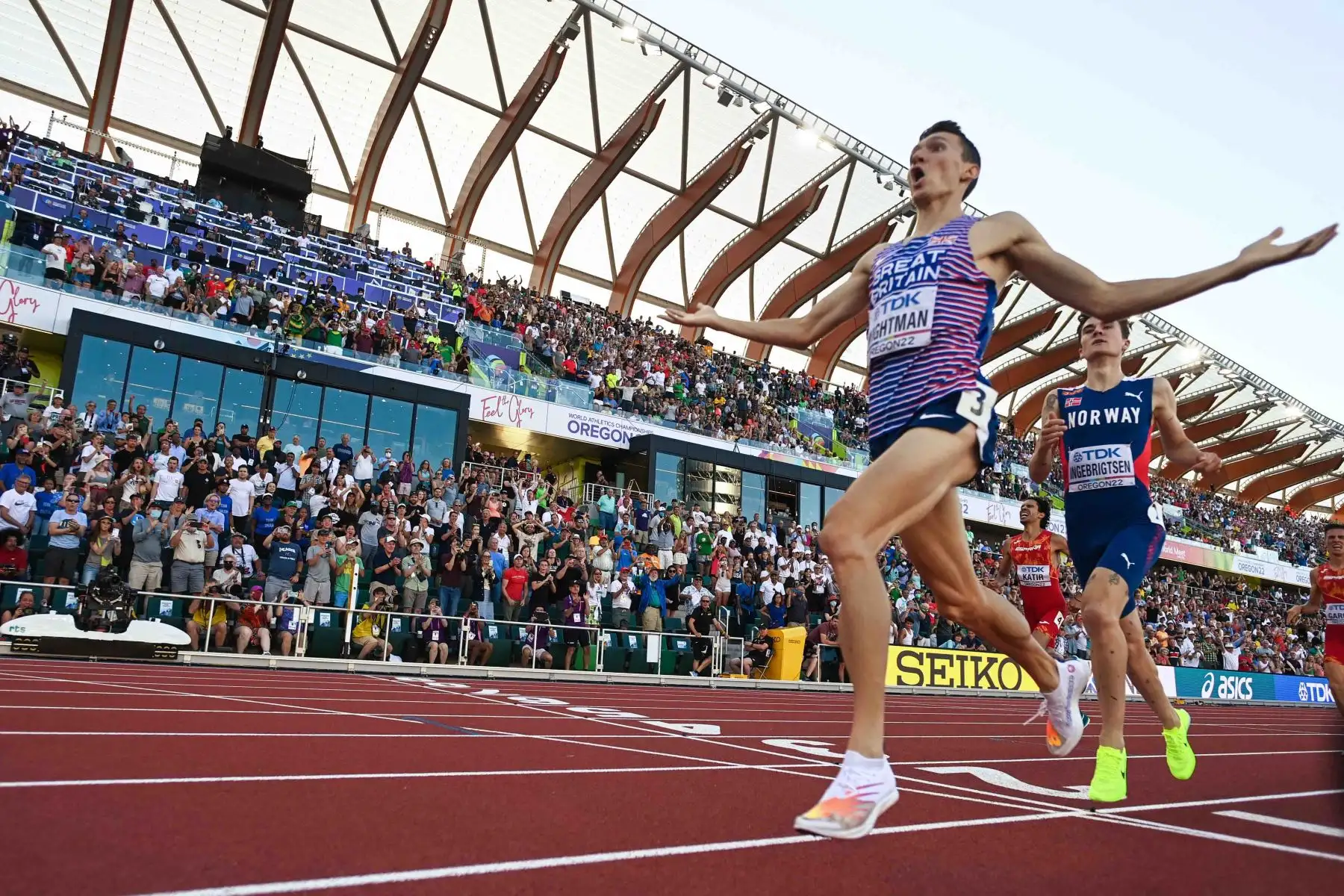 El británico Jake Wightman (derecha) reacciona cuando cruza la línea de meta para ganar la final masculina de 1500 m durante el Campeonato Mundial de Atletismo en Hayward Field en Eugene, Oregón. Foto: AFP