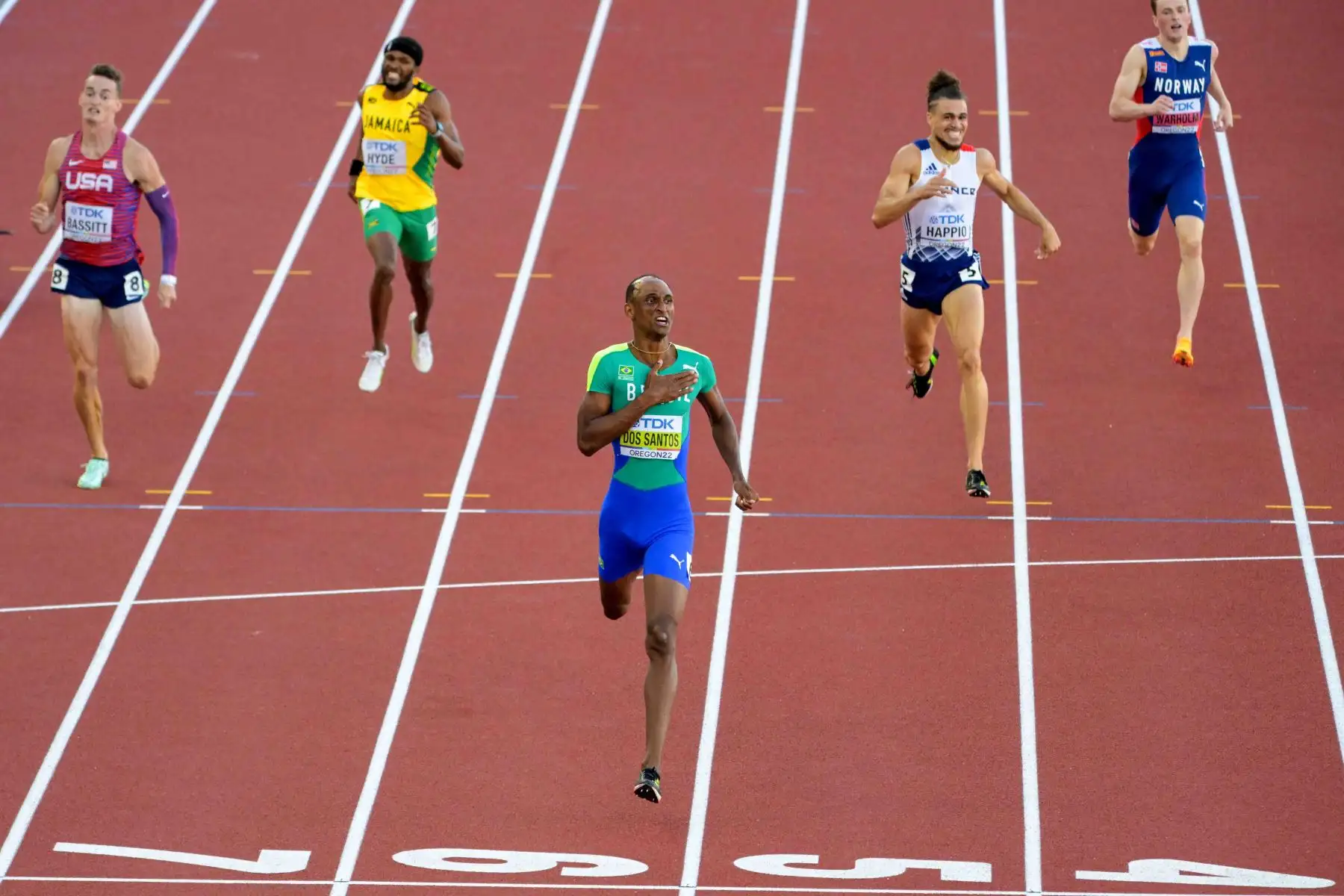 Alison Dos Santos de Brasil celebra mientras cruza la línea de meta para ganar la final masculina de 400 m con vallas durante el Campeonato Mundial de Atletismo en Hayward Field en Eugene, Oregón. Foto: AFP