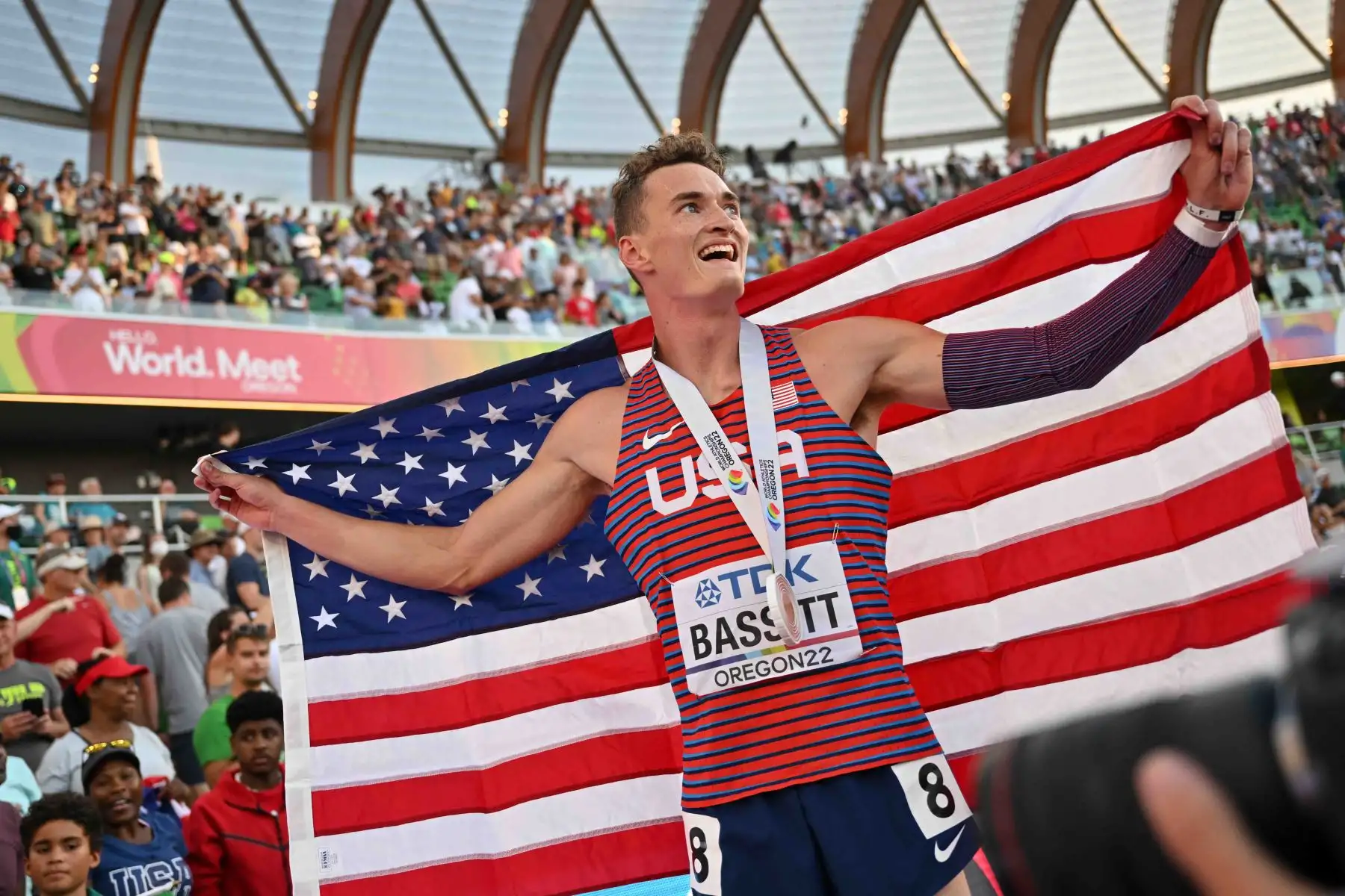 El estadounidense Trevor Bassitt, medallista de bronce, celebra después de la final masculina de 400 m con vallas durante el Campeonato Mundial de Atletismo en Hayward Field en Eugene, Oregón. Foto: AFP