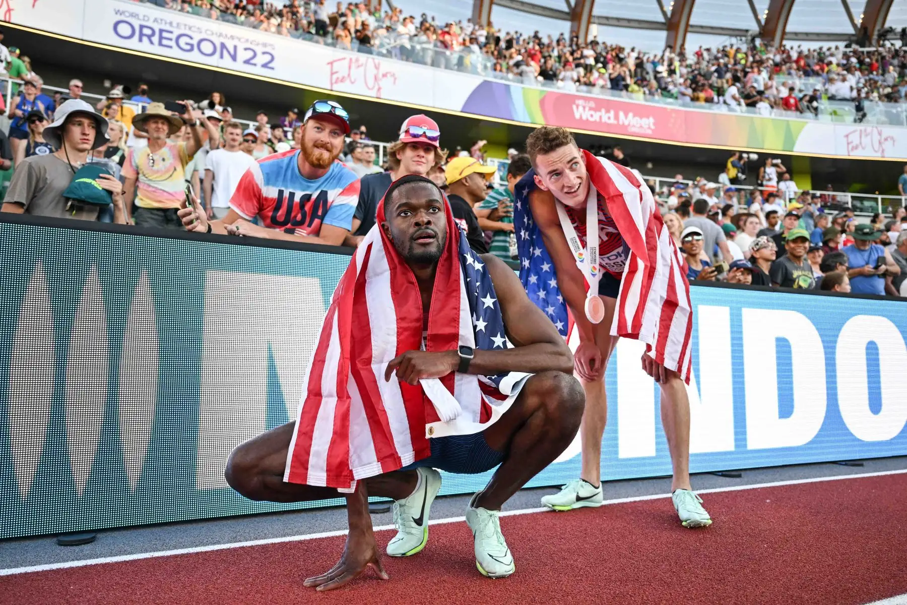 El medallista de bronce Trevor Bassitt de EE. UU. y el medallista de plata Rai Benjamin de EE. UU. celebran después de la final masculina de 400 m con vallas durante el Campeonato Mundial de Atletismo en Hayward Field en Eugene, Oregón. Foto: AFP