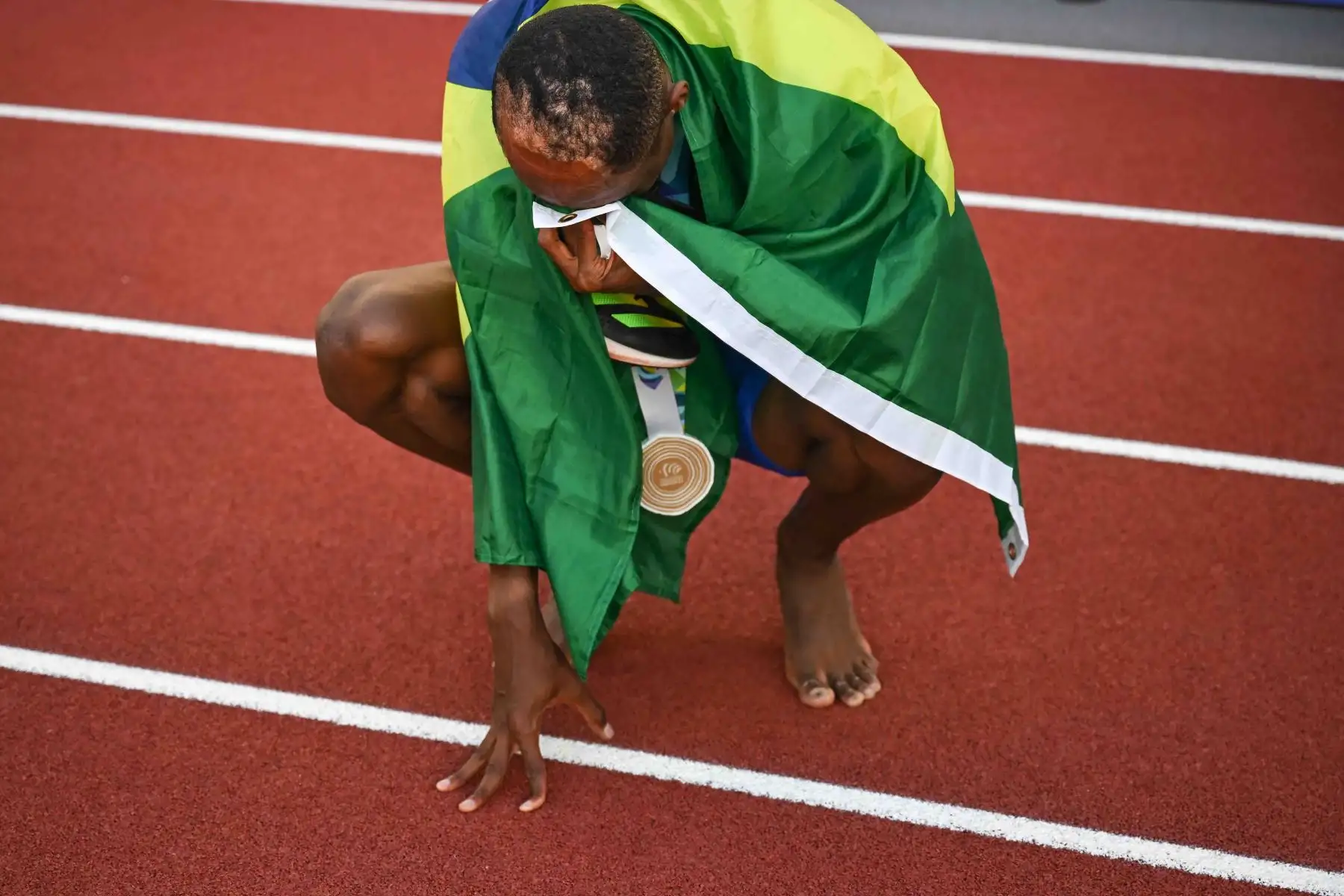 Brasileño Alison dos Santos, medallista de oro, celebra después de la final masculina de 400 m con vallas durante el Campeonato Mundial de Atletismo en Hayward Field en Eugene, Oregón. Foto: AFP