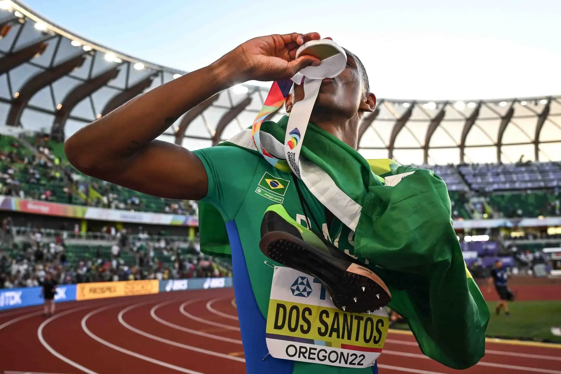 Brasileño Alison dos Santos, medallista de oro, celebra después de la final masculina de 400 m con vallas durante el Campeonato Mundial de Atletismo en Hayward Field en Eugene, Oregón. Foto: AFP
