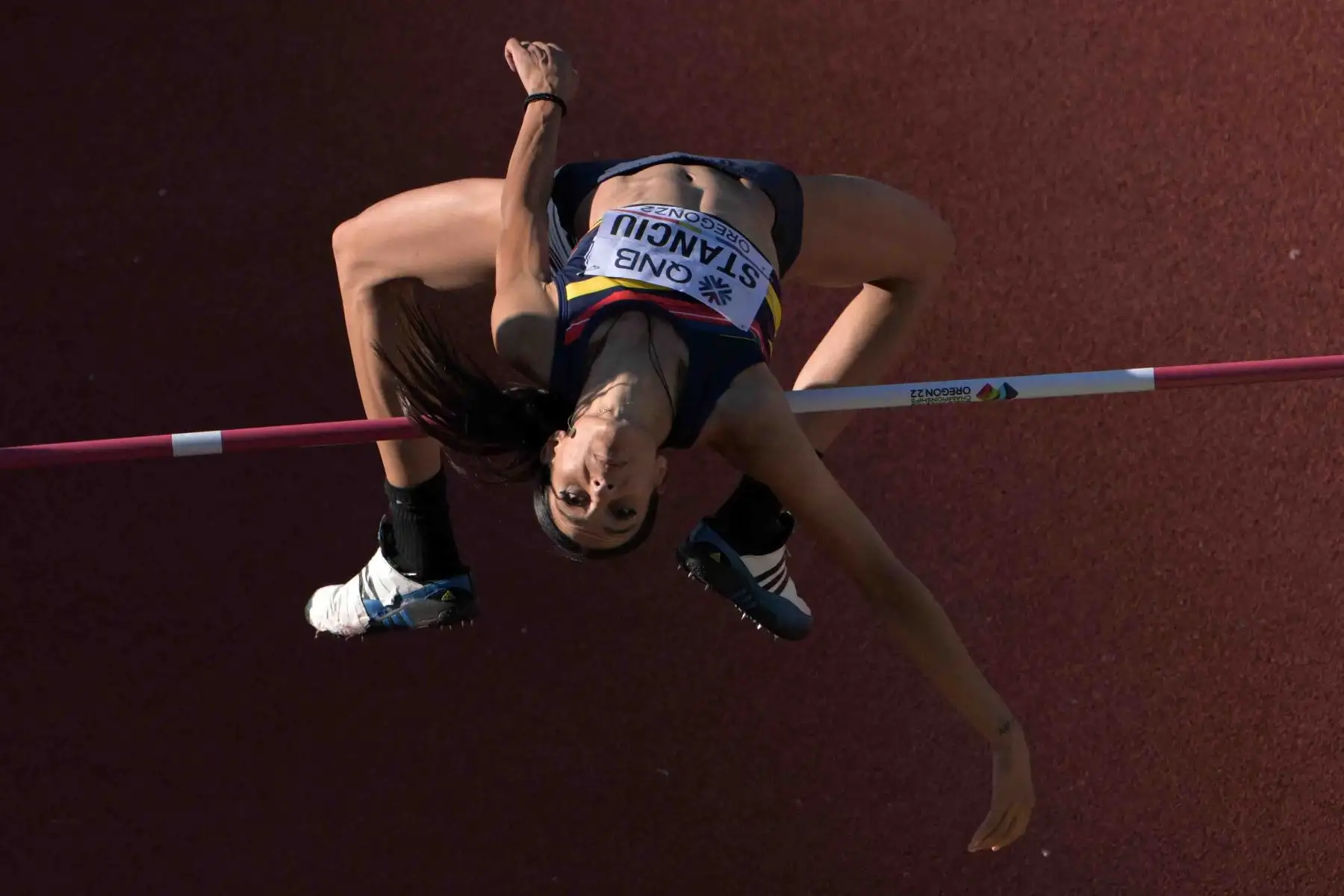 La rumana Daniela Stanciu compite en la final de salto de altura femenino durante el Campeonato Mundial de Atletismo en Hayward Field en Eugene, Oregón. Foto: AFP