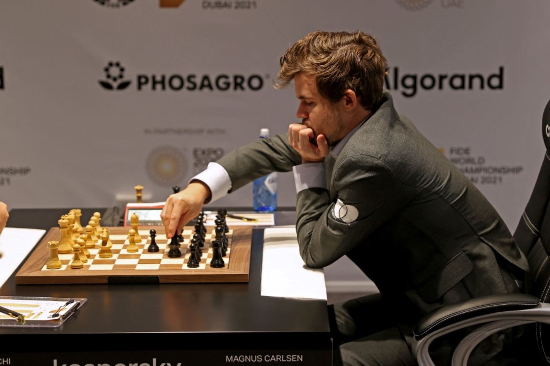 El ajedrecista noruego Magnus Carlsen asegura sentirse cansado y sin motivación para defender su título mundial, que ostenta desde hace diez años.