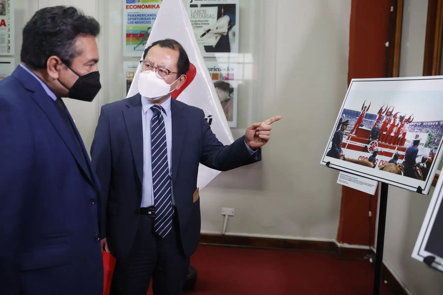 Consejero de la Embajada de Corea, Hanuk Chung junto al Director de El Peruano, Félix Paz durante exposición fotográfica "El Peruano: Una mirada al Bicentenario". Foto: ANDINA/Melina Mejía