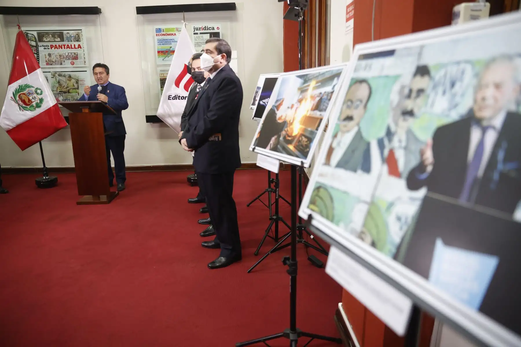Director de El Peruano, Félix Paz durante la reapertura del museo gráfico de El Peruano y  exposición fotográfica "El Peruano: Una mirada al Bicentenario". Foto: ANDINA/Melina Mejía