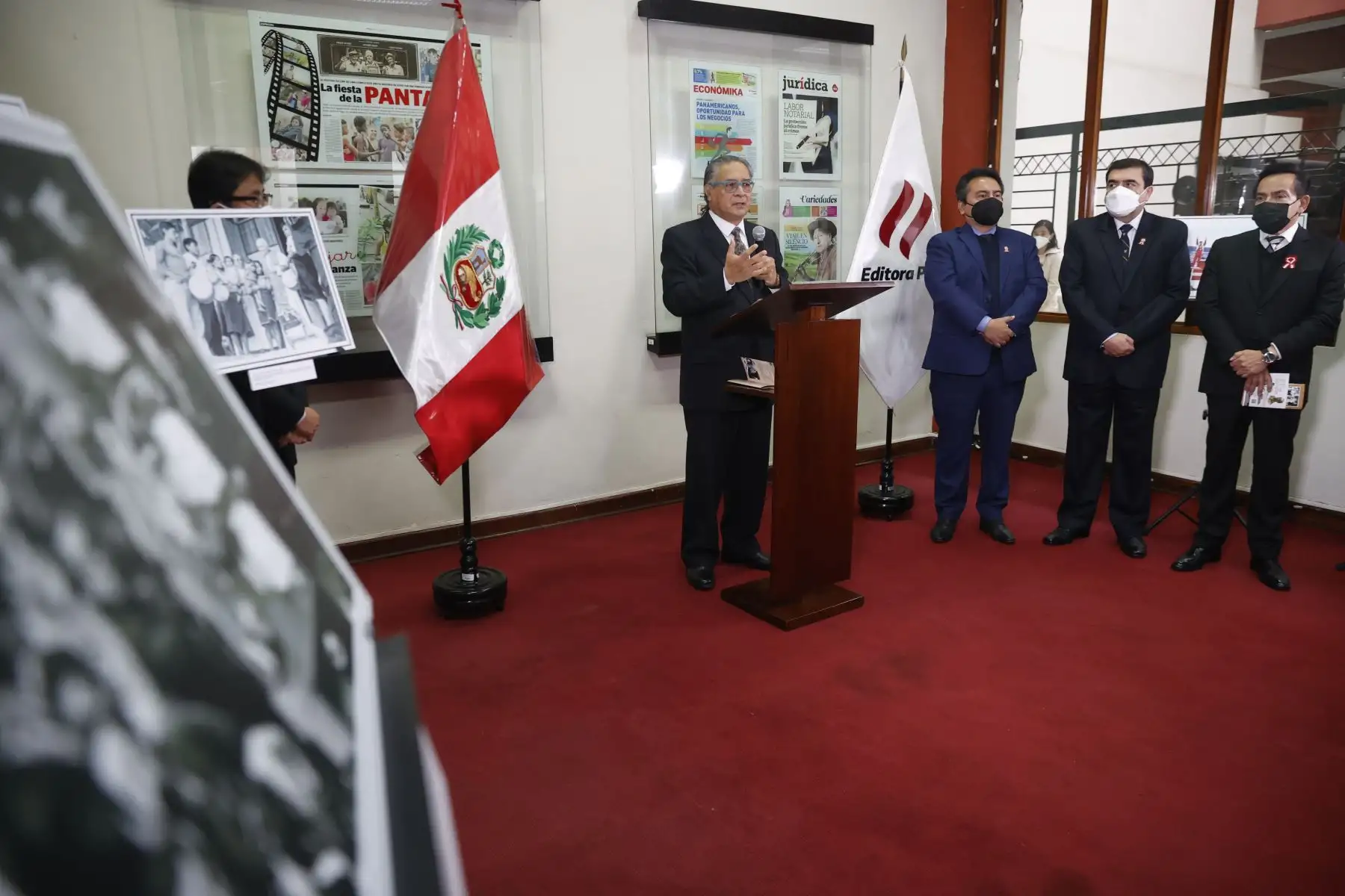 El presidente del Directorio de Editora Perú, Hugo Aguirre ofrece palabras de bienvenida la reapertura del museo gráfico de El Peruano  y la exposición fotográfica "El Peruano: Una mirada al Bicentenario". Foto: ANDINA/Melina Mejía