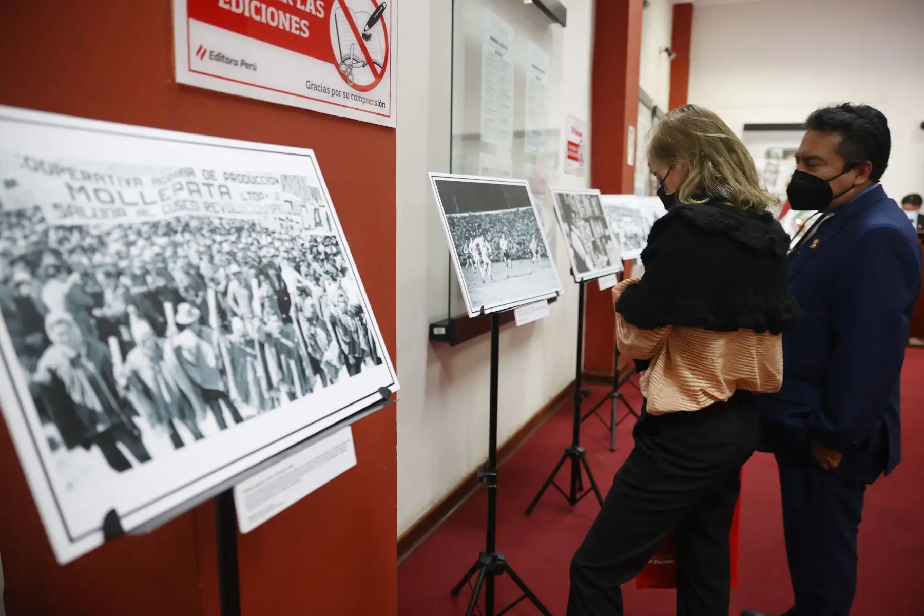 El Director de El Peruano Felix Paz junto a la Embajadora de los Estados Unidos, Lisa Kenna la exposición fotográfica "El Peruano: Una mirada al Bicentenario". Foto: ANDINA/Melina Mejía