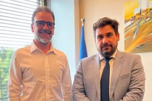 El director de la Oficina de la Secretaría General y jefe del Gabinete de la UNCTAD, Pedro Moreno se reunió con el titular de Indecopi, Julián Palacín. Foto: Cortesía.