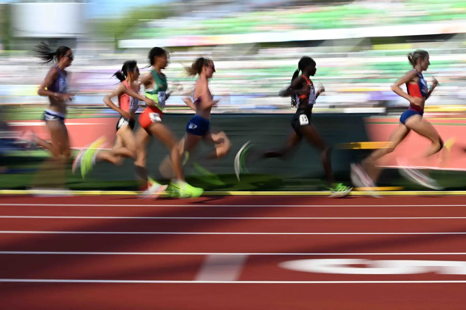 Atletas compiten en las series femeninas de 5000 m durante el Campeonato Mundial de Atletismo en Hayward Field en Eugene, Oregón. Foto: AFP