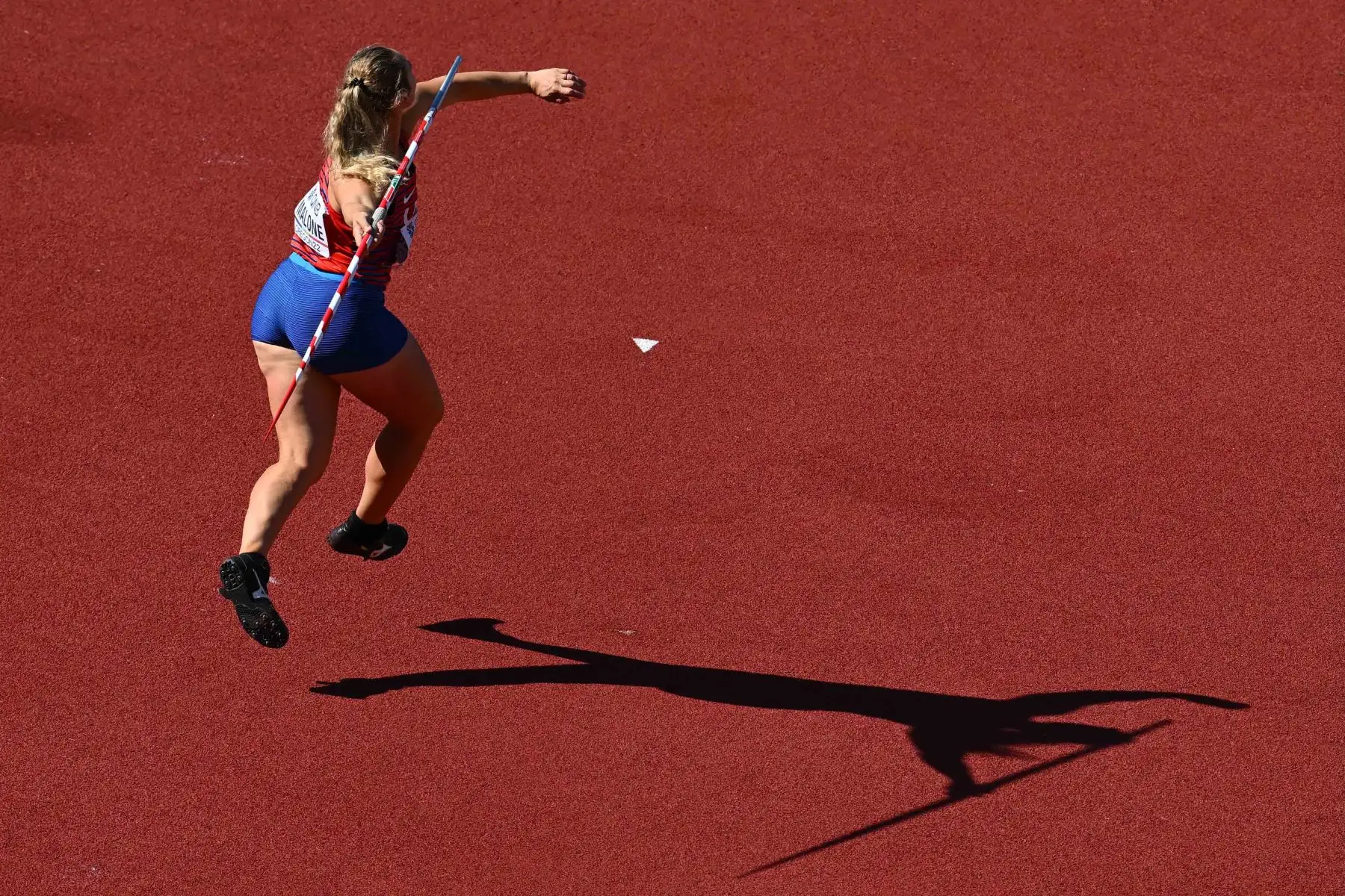 La estadounidense Maggie Malone compite en la calificación de lanzamiento de jabalina femenina durante el Campeonato Mundial de Atletismo en Hayward Field en Eugene, Oregón. Foto: AFP