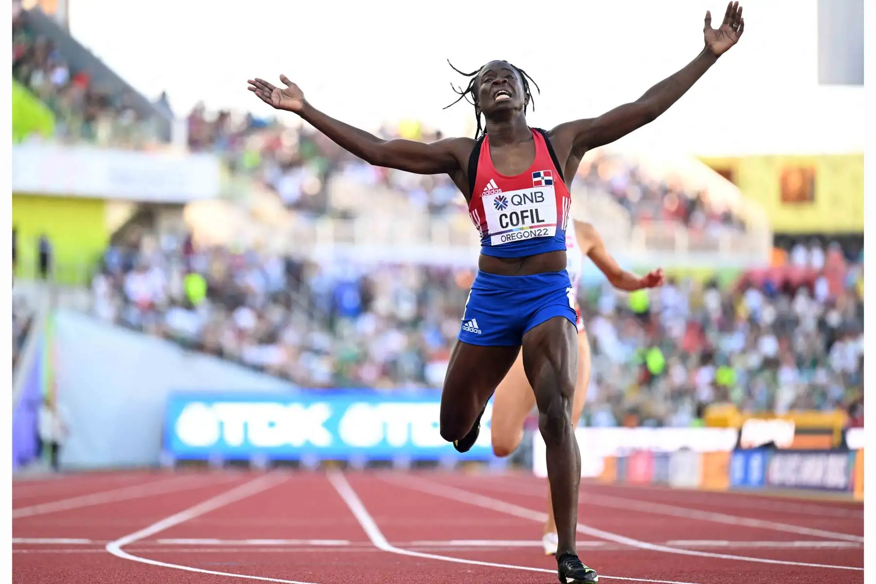 Fiordaliza Cofil de República Dominicana reacciona después de cruzar la línea de meta en la semifinal femenina de 400 m durante el Campeonato Mundial de Atletismo en Hayward Field en Eugene, Oregón. Foto: AFP