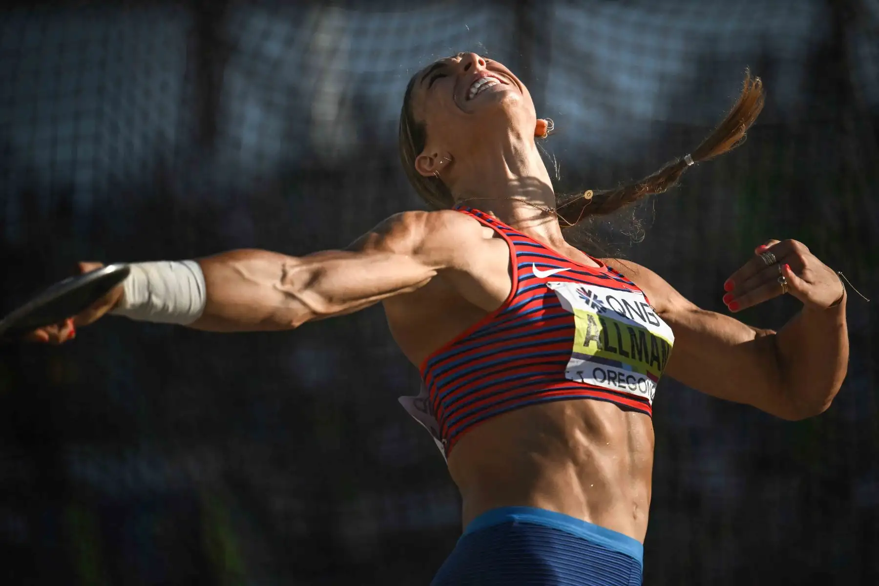 La estadounidense Valarie Allman compite en la final de lanzamiento de disco femenino durante el Campeonato Mundial de Atletismo en Hayward Field en Eugene, Oregón. Foto: AFP
