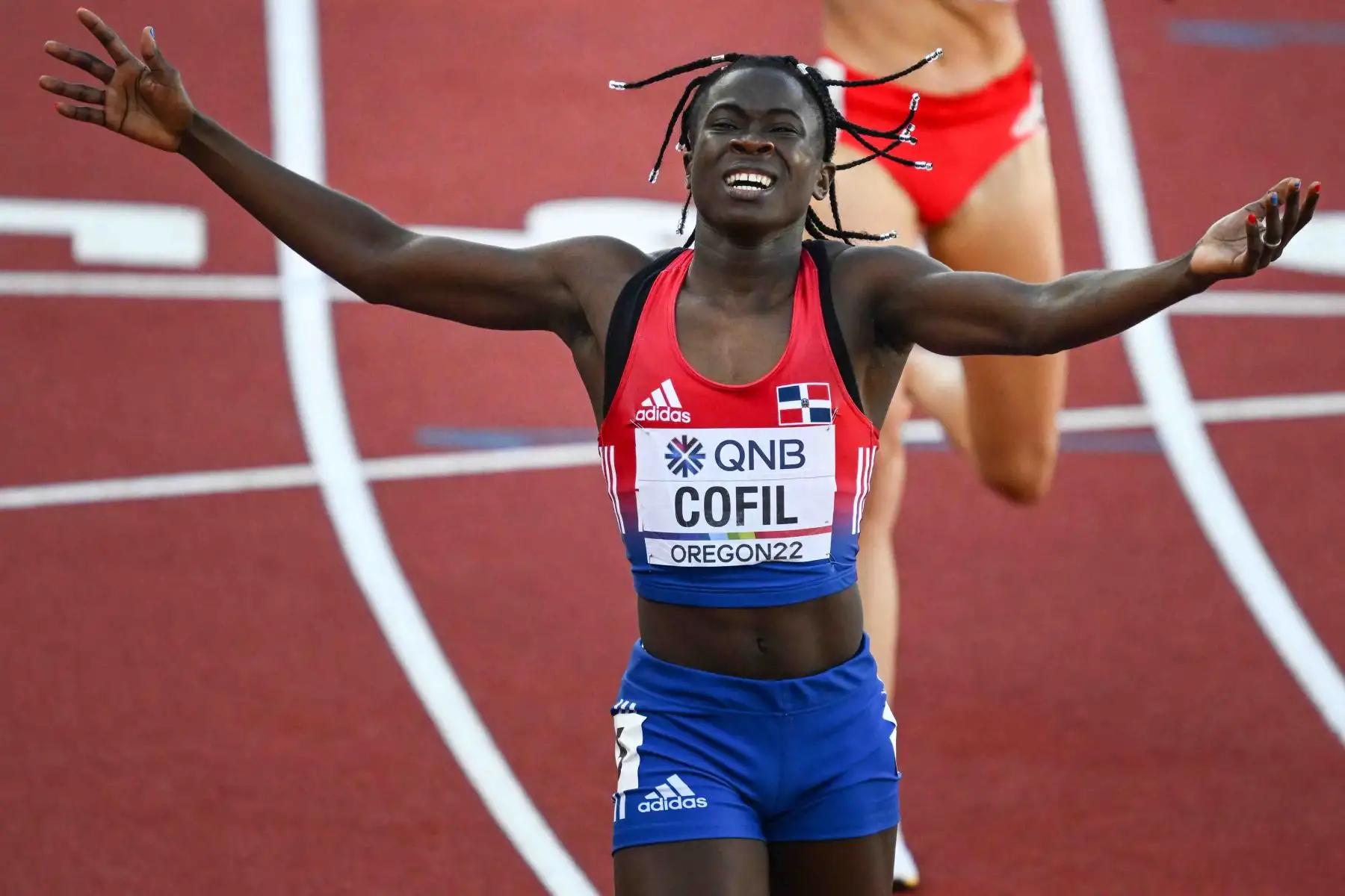Fiordaliza Cofil de República Dominicana reacciona después de cruzar la línea de meta en la semifinal femenina de 400 m durante el Campeonato Mundial de Atletismo en Hayward Field en Eugene, Oregón. Foto: AFP