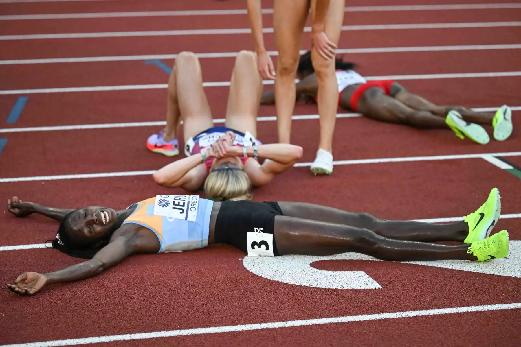 Norah Jeruto de Kazajstán celebra después de ganar la final de carrera de obstáculos de 3000 m de mujeres durante el Campeonato Mundial de Atletismo en Hayward Field en Eugene, Oregón. Foto: AFP