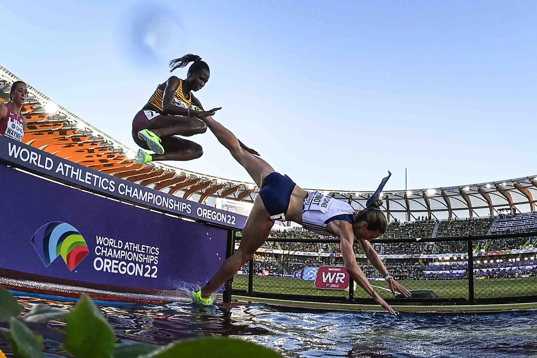 La francesa Alice Finot cae al agua mientras compite en la final femenina de 3000 m con obstáculos durante el Campeonato Mundial de Atletismo en Hayward Field en Eugene, Oregón. Foto: AFP