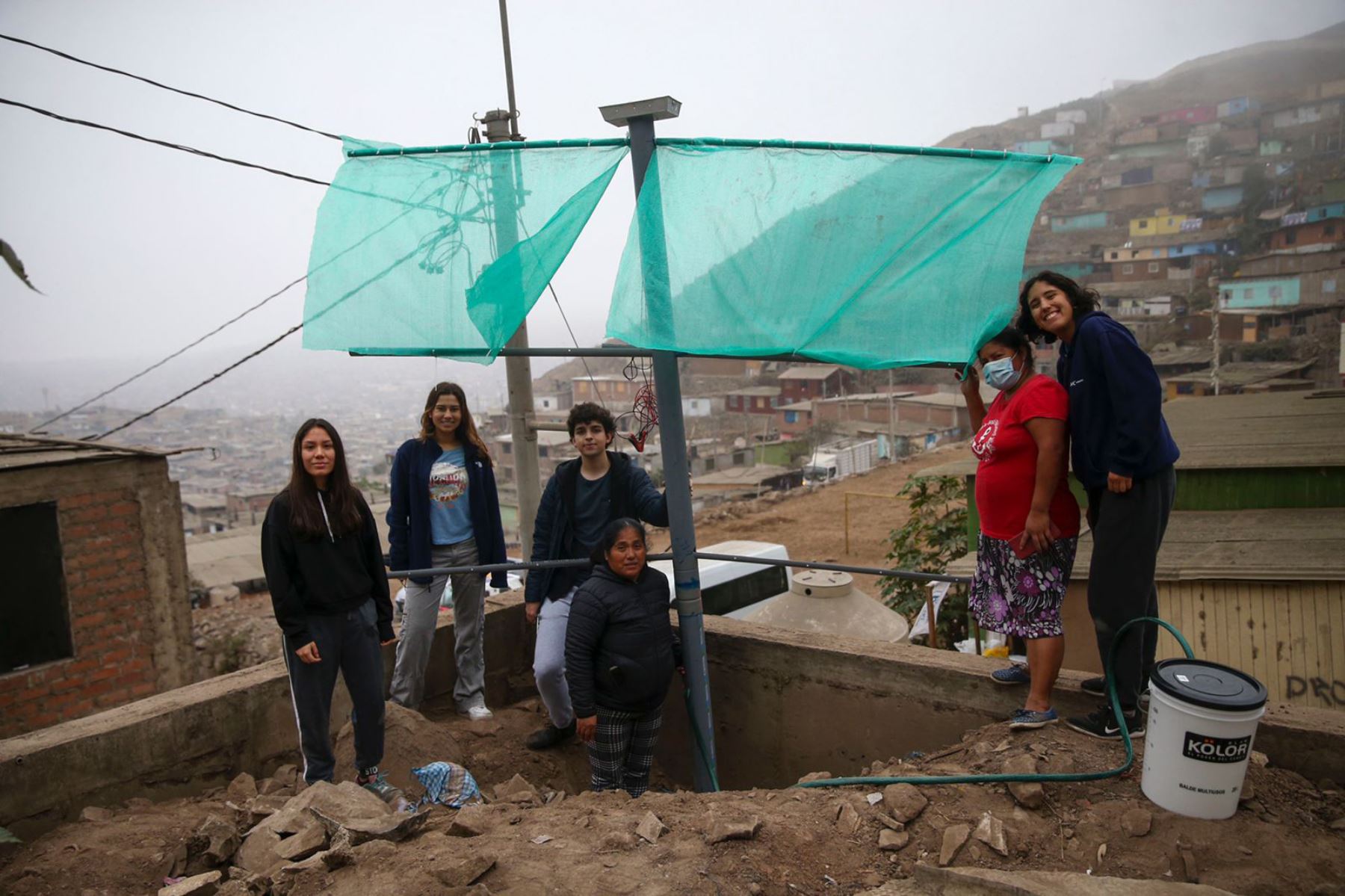 Estudiantes fundadores de la ONG Yaku Perú, instalan el primer filtro que condensa la humedad del aire para generar agua, en un asentamiento a gran altura en Villa María del Triunfo.