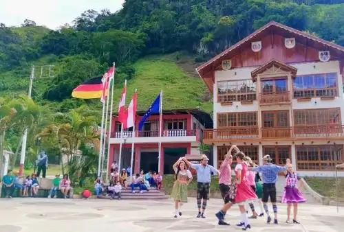 El distrito de Pozuzo y la provincia de Oxapampa, ubicados en la selva central del departamento de Pasco, albergan a la única comunidad de descendientes austro alemanes en el Perú. Estas localidades, surgidas en el siglo XIX, se han convertido tras la pandemia de covid, iniciada en 2020, en un imán para forasteros que deciden instalarse atraídos por la tranquilidad y la exuberancia de sus parajes, destaca la prestigiosa publicación internacional BBC Mundo. INTERNET/Medios