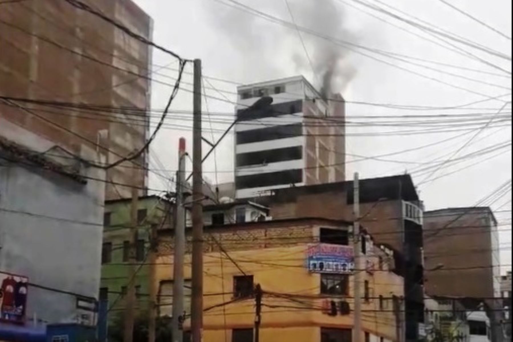 La Victoria: incendio afecta edificio en el emporio comercial de Gamarra. Foto: ANDINA/difusión.