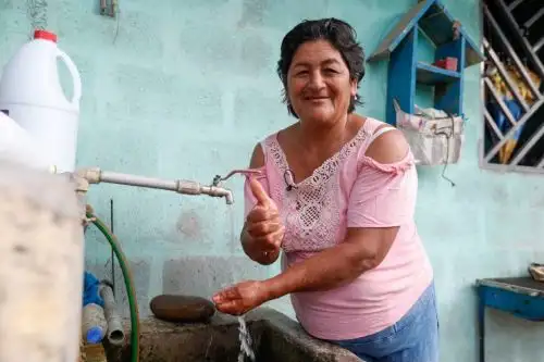 Acceso a servicios de agua potable y saneamiento. Foto: cortesía MVCS.