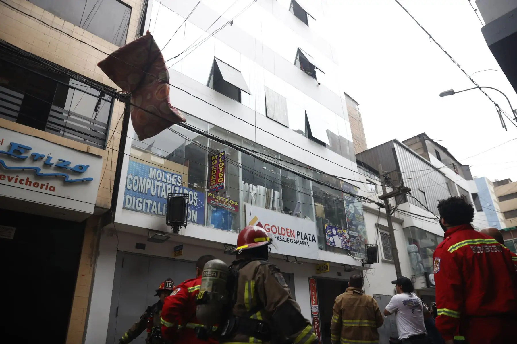 Incendio en la galería Golden Plaza, en el cruce de Antonio Bazo con el pasaje Gamarra, fue controlado por los bomberos.  Foto: ANDINA/ Melina Mejía