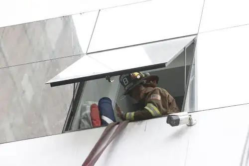 Incendio en la galería Golden Plaza, en el cruce de Antonio Bazo con el pasaje Gamarra, fue controlado por los bomberos.  Foto: ANDINA/ Melina Mejía