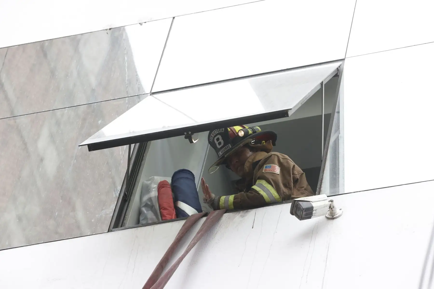 Incendio en la galería Golden Plaza, en el cruce de Antonio Bazo con el pasaje Gamarra, fue controlado por los bomberos.  Foto: ANDINA/ Melina Mejía