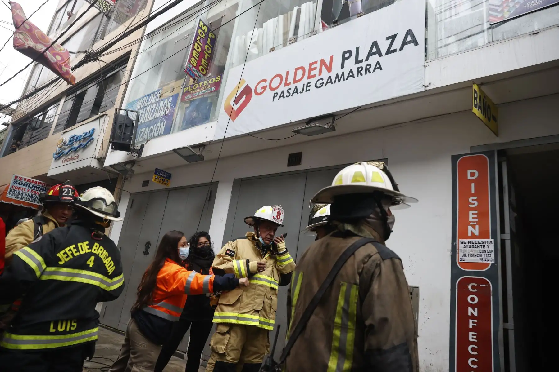 Incendio en la galería Golden Plaza, en el cruce de Antonio Bazo con el pasaje Gamarra, fue controlado por los bomberos.  Foto: ANDINA/ Melina Mejía