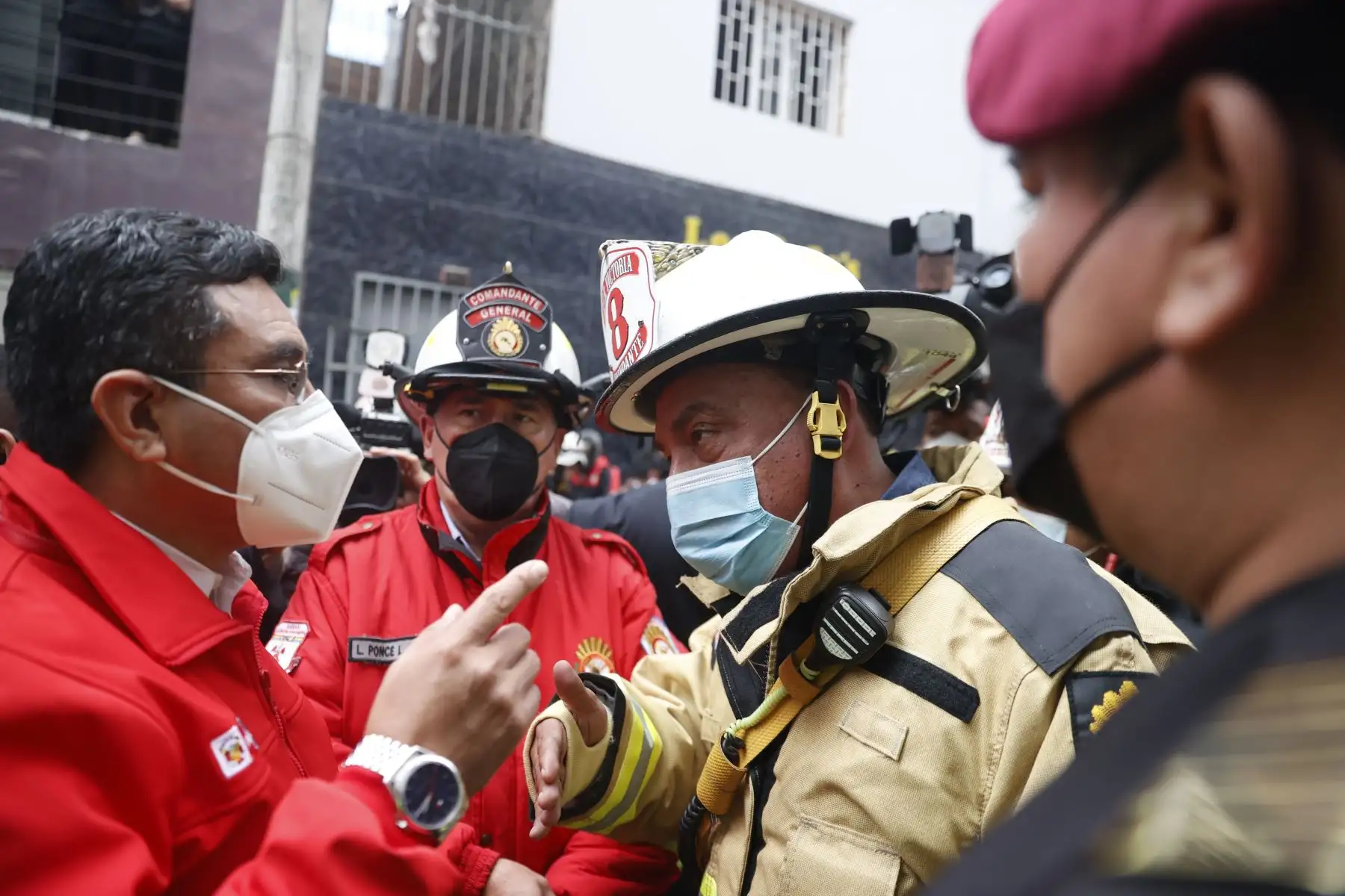Ministro del Interior, Arturo Huertas Olivas, llega al lugar del Incendio en la galería Golden Plaza.  Foto: ANDINA/ Melina Mejía