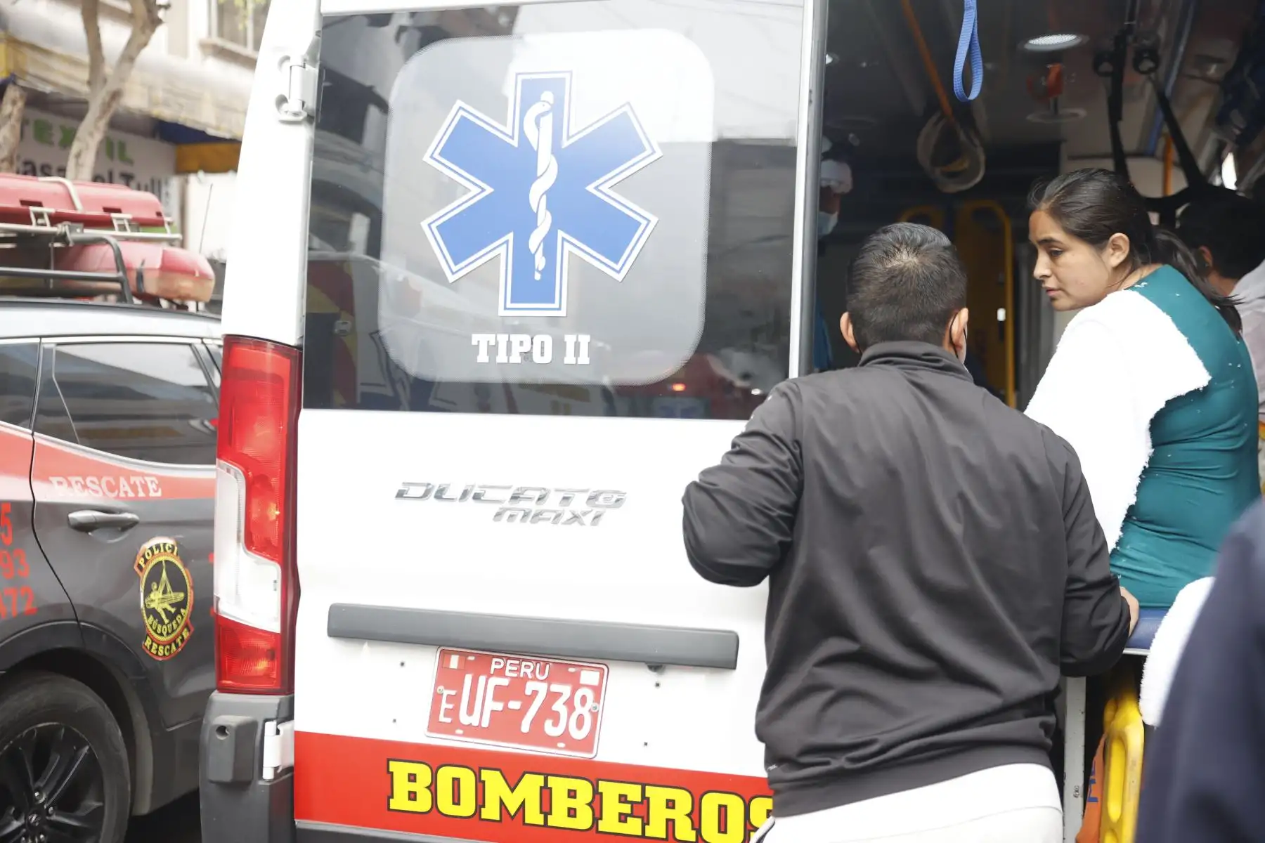Incendio en la galería Golden Plaza, en el cruce de Antonio Bazo con el pasaje Gamarra, fue controlado por los bomberos. Foto: ANDINA/ Melina Mejía