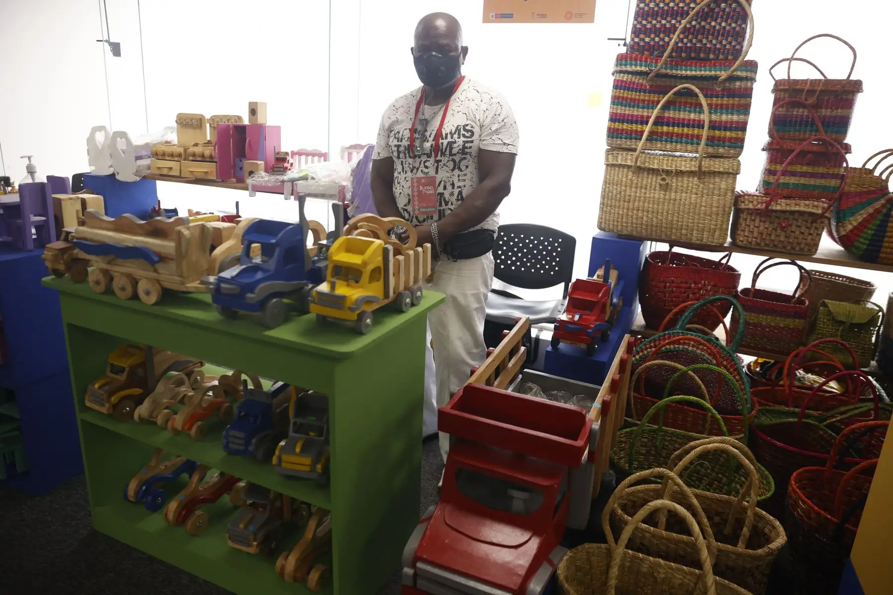 Rafael Félix Castrillon nos presenta sus juguetes hechos en madera de pino en la Feria Ruraq Maki. Foto: ANDINA/ Melina Mejía