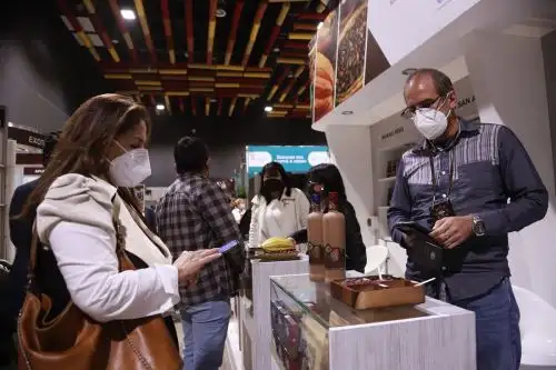 Productores peruanos de cacao y chocolate ofrecieron sus productos en la primera edición latinoamericana del Salón del Cacao y Chocolate, realizada en Lima. Foto: Cortesía.
