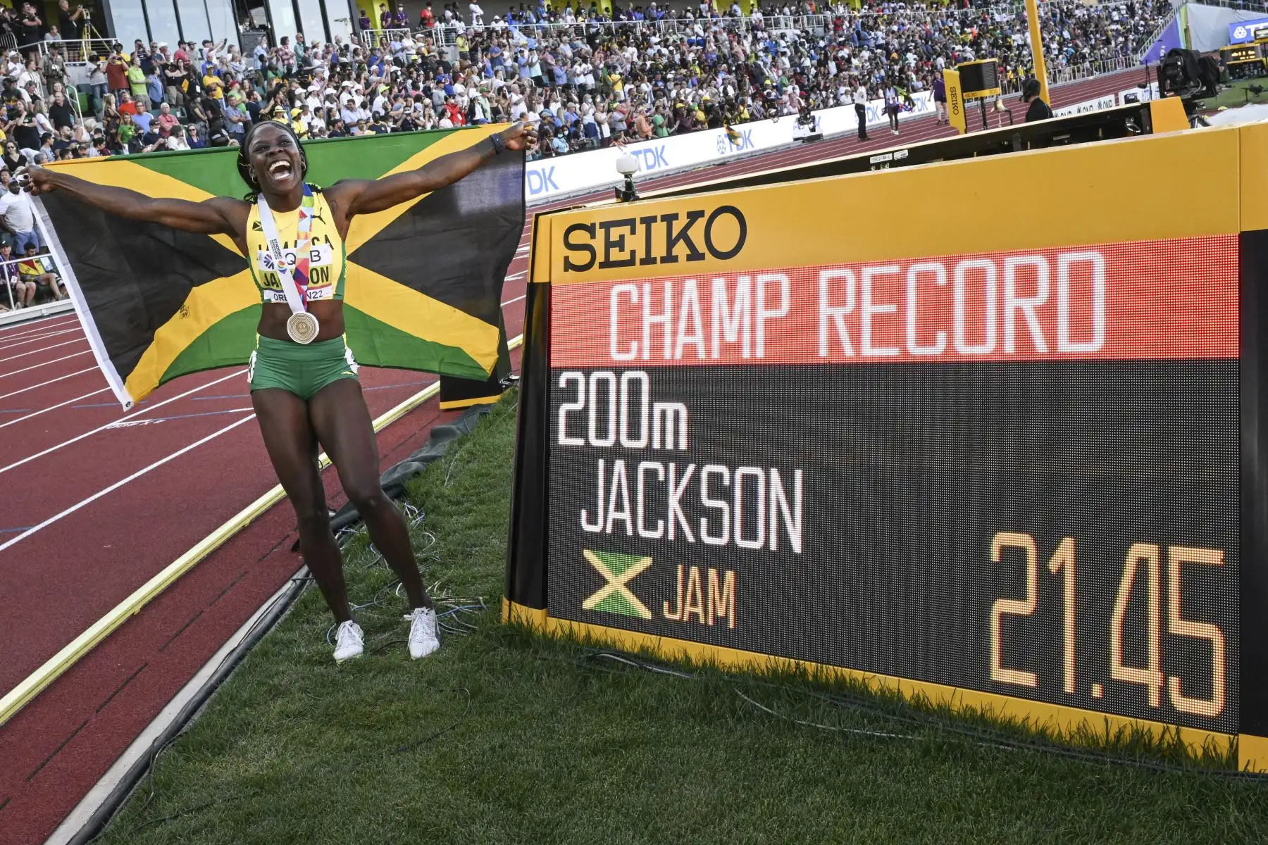 Shericka Jackson, medallista de oro de Jamaica, posa después de ganar la final femenina de 200 m durante el Campeonato Mundial de Atletismo en Hayward Field en Eugene, Oregón, el 21 de julio de 2022.