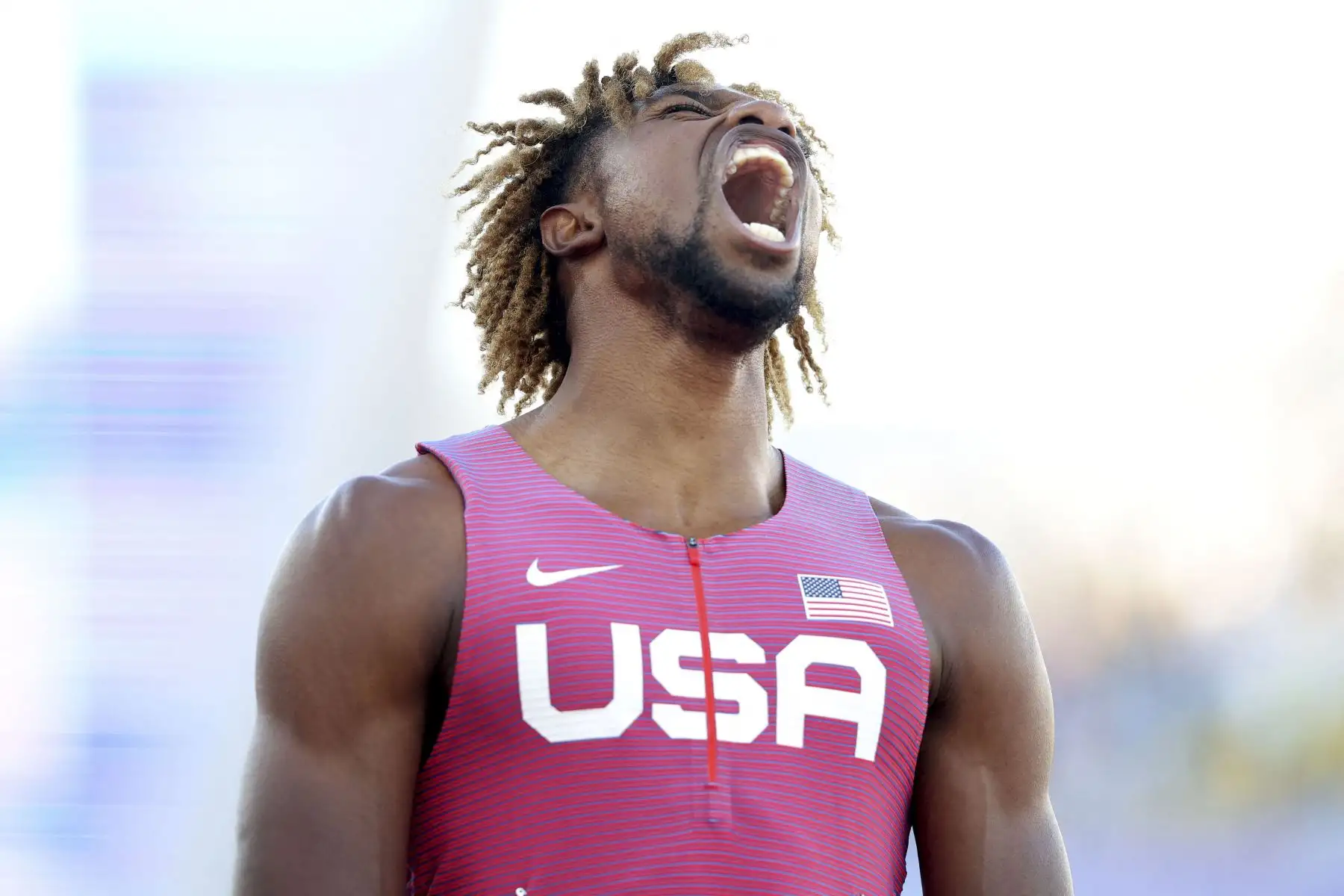 Noah Lyles del equipo de Estados Unidos celebra ganar el oro en la final masculina de 200 m el día siete del Campeonato Mundial de Atletismo Oregon22 en Hayward Field el 21 de julio de 2022 en Eugene, Oregon. Foto: AFP