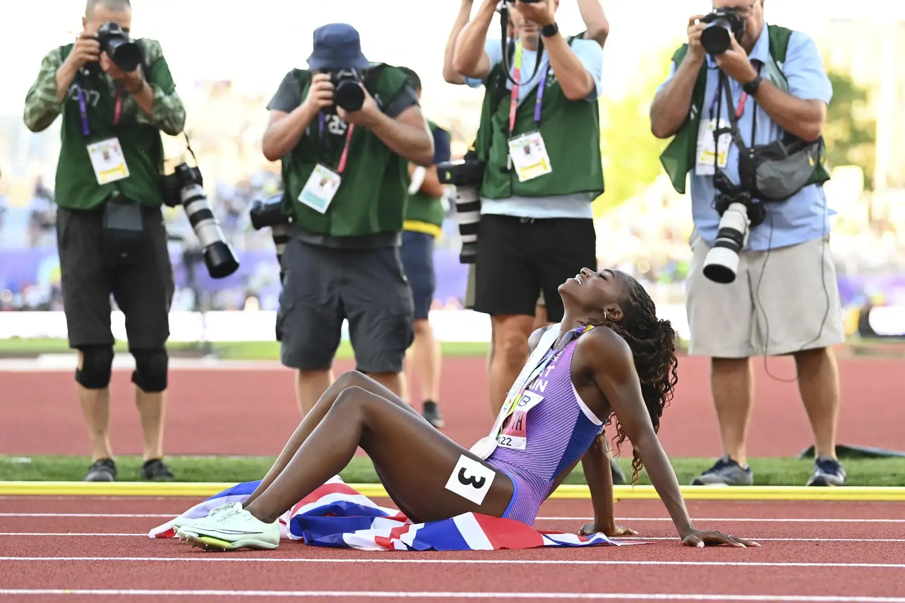 Dina Asher-Smith del equipo de Gran Bretaña celebra después de ganar el bronce en la final femenina de 200 m el día siete del Campeonato Mundial de Atletismo Oregon22 en Hayward Field el 21 de julio de 2022 en Eugene, Oregon. Foto: AFP