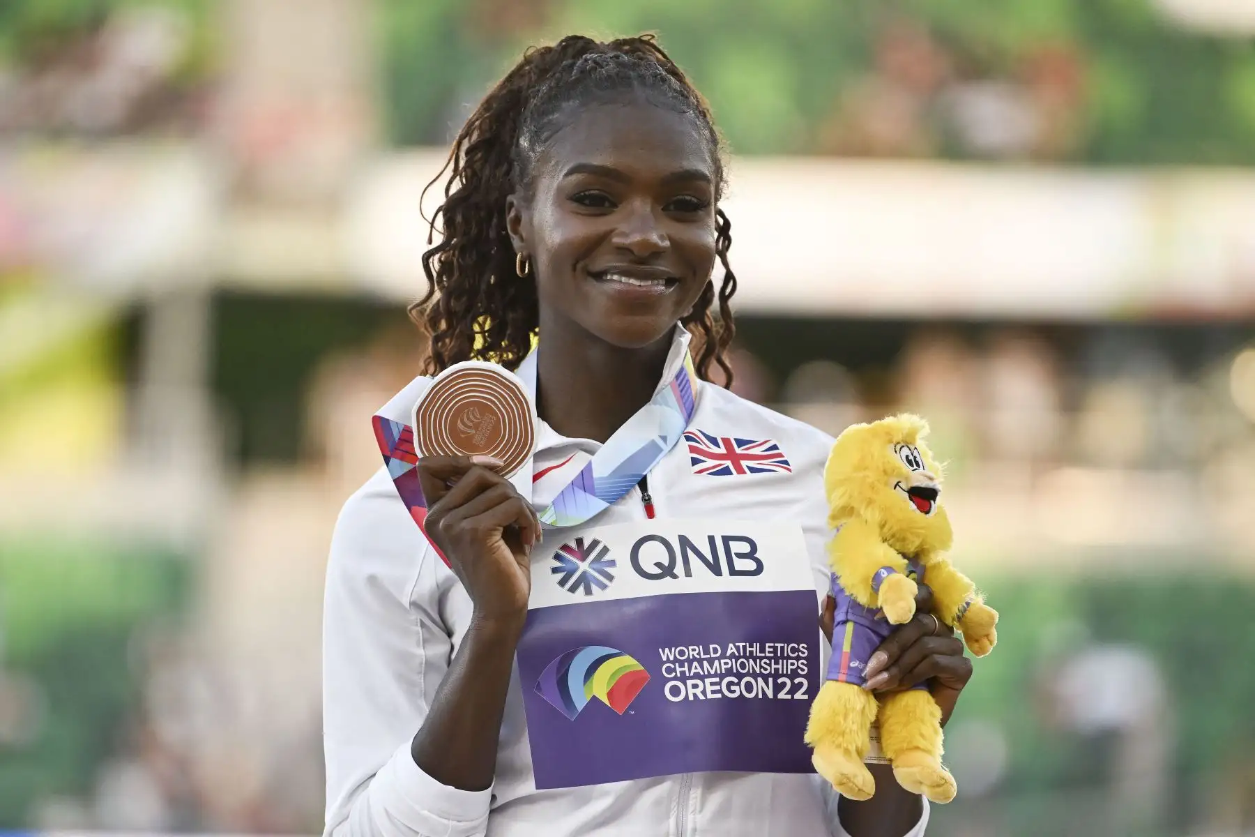 La medallista de bronce Dina Asher-Smith de Gran Bretaña posa en el podio durante la ceremonia de entrega de medallas de los 200 m femeninos durante el Campeonato Mundial de Atletismo. Foto: AFP