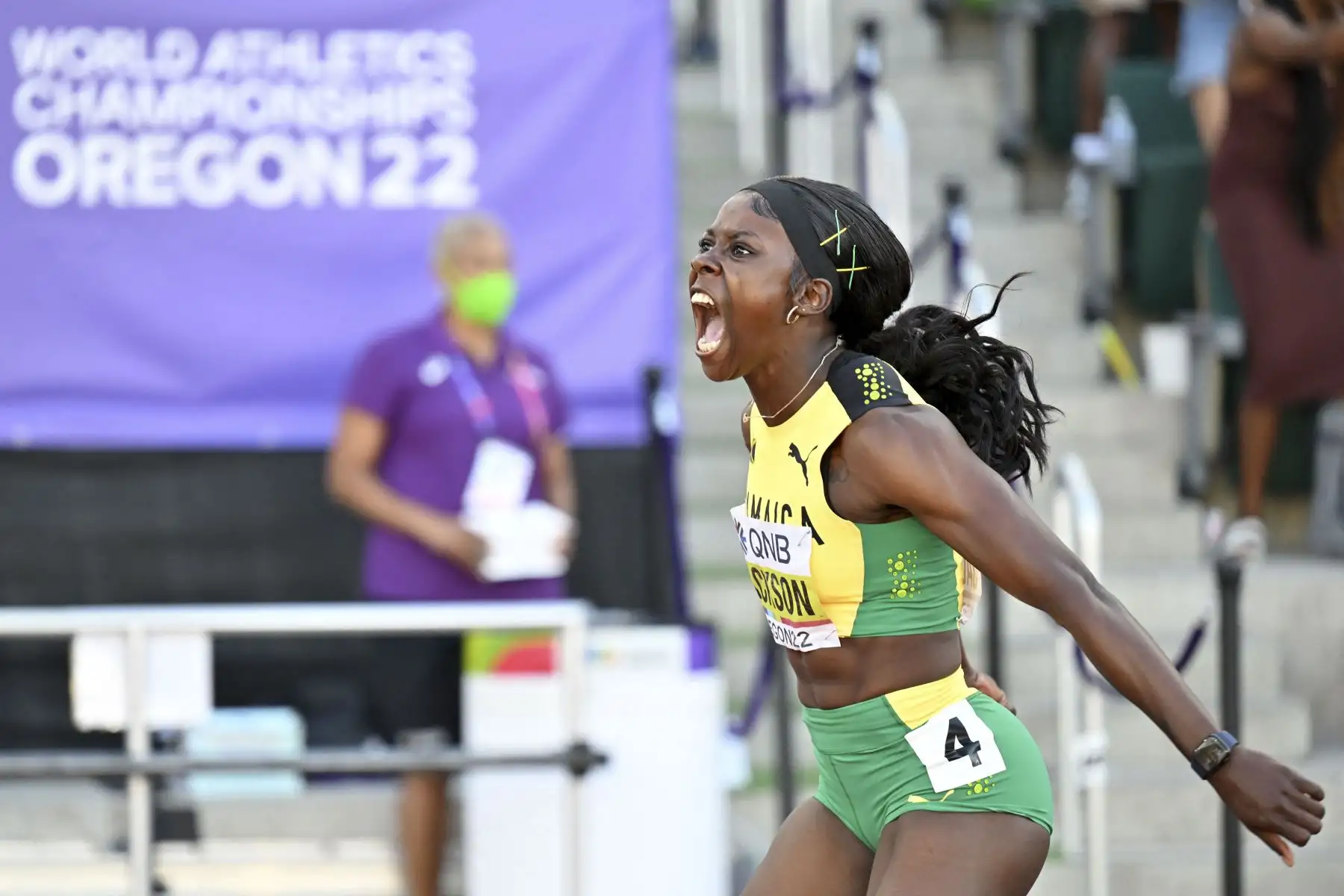 Shericka Jackson de Jamaica reacciona después de cruzar la línea de meta para ganar la final femenina de 200 m durante el Campeonato Mundial de Atletismo en Hayward Field en Eugene, Oregon el 21 de julio de 2022. Foto: AFP