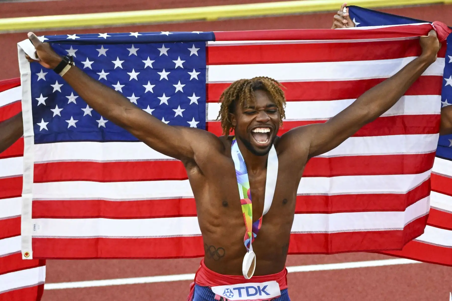 El estadounidense Noah Lyles reacciona después de ganar la final masculina de 200 m durante el Campeonato Mundial de Atletismo en Hayward Field en Eugene, Oregón, el 21 de julio de 2022.