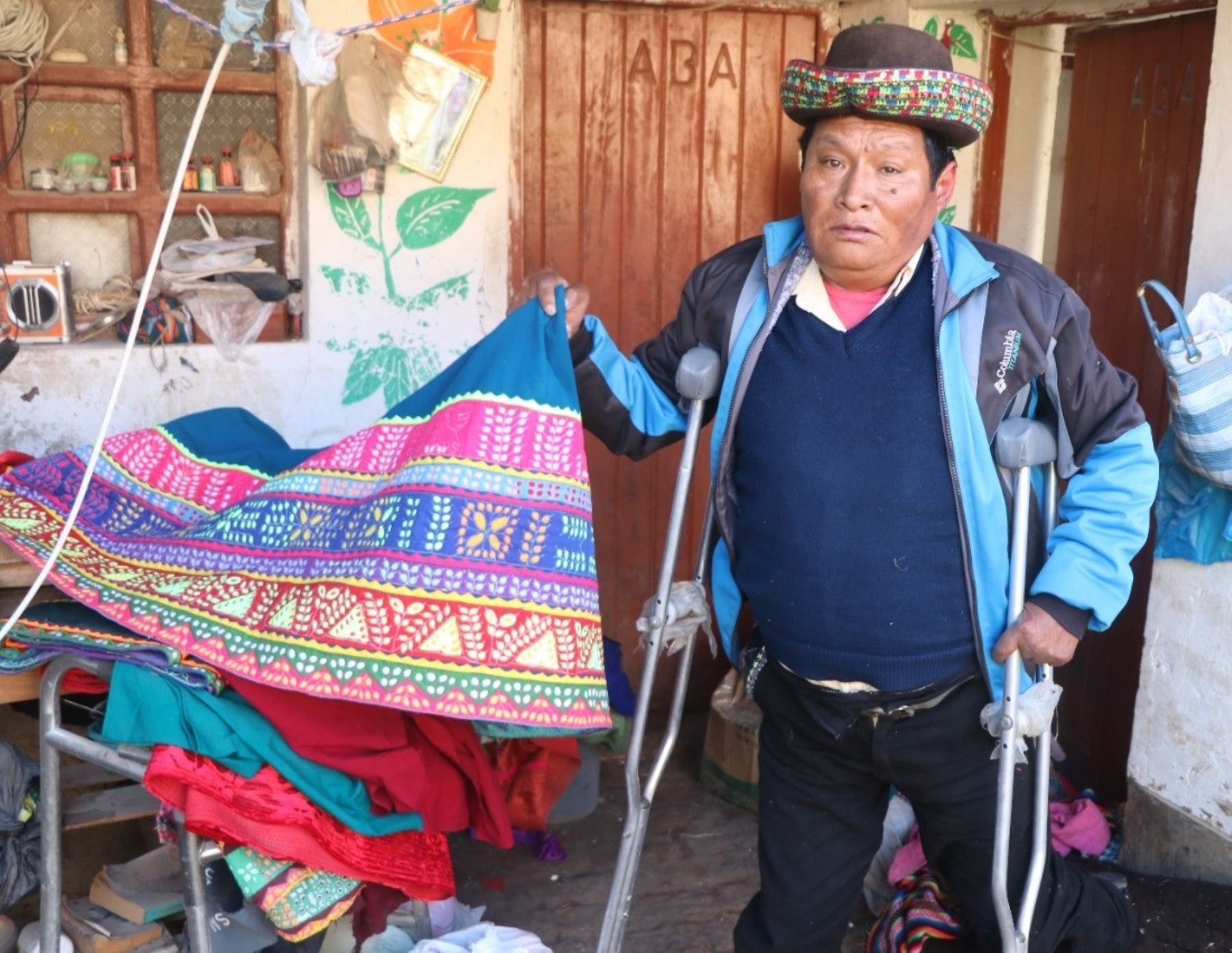 Conoce la historia ejemplar de Miguel Mendoza, un ayacuchano con discapacidad que utilizó su pensión para crear un emprendimiento de confección de polleras. Foto: ANDINA/difusión.