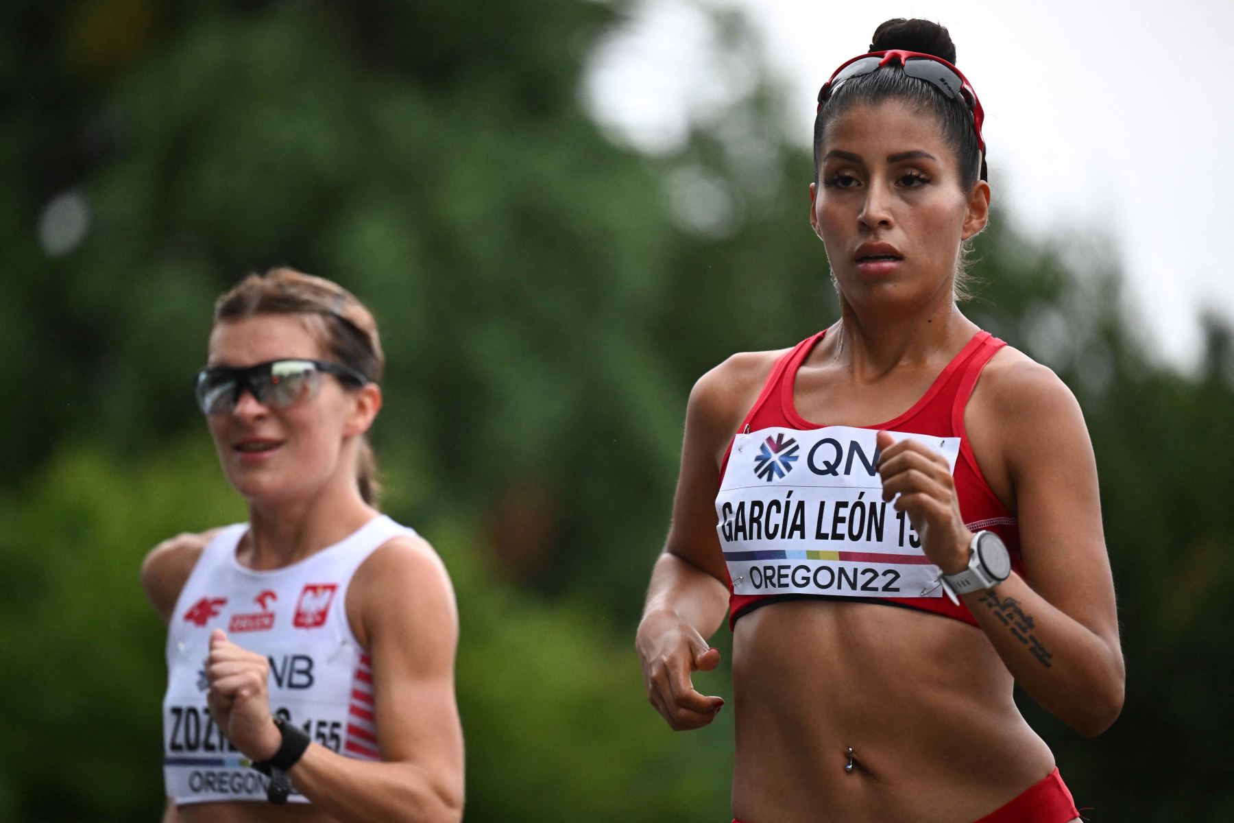Kimberly Garcia León, del equipo de Perú, compite en la final de carrera de 35 kilómetros de mujeres en el Campeonato Mundial de Atletismo en Oregon. Foto: AFP