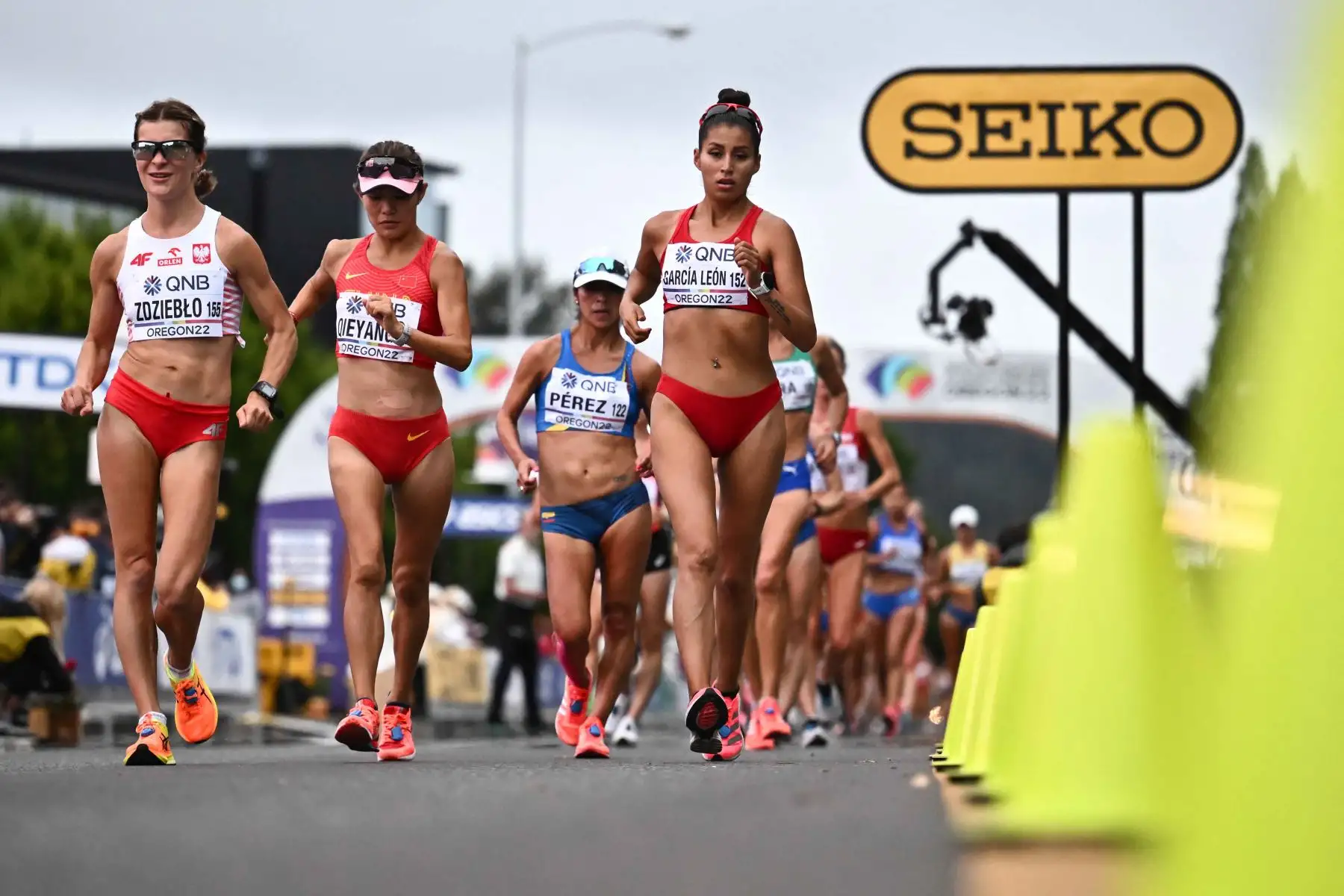 Kimberly Garcia León, del equipo de Perú, compite en la final de carrera de 35 kilómetros de mujeres en el Campeonato Mundial de Atletismo en Oregon. Foto: AFP